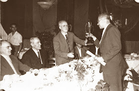 Jaume Ballbé recibiendo un trofeo de Antonio F. Argüelles