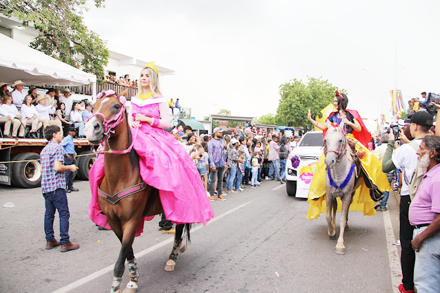 Con un colorido desfile-cabalgata que partió desde la avenida 14 de Febrero sector Los Profesionales, y culminó en la avenida Rotaria, se dio inicio a la edición 41 de las ferias de Carora, llamadas en esta oportunidad Expoferia Carora 2022, en homenaje al presbítero Alberto Álvarez Gutiérrez en honor a San Juan Bautista y en el marco del bicentenario de la muerte del Epónimo Pedro León Torres. Un río de gente colmó las calles de la ciudad para dar la bienvenida al evento más importante del año, mientras en el parque ferial “Teodoro Herrera Zubillaga” (abarrotado de visitantes también), quedó oficialmente inaugurada la edición correspondiente a este año.