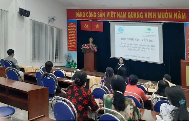 Hội viên phụ nữ Phường 13 tham dự chuyên đề “Ý nghĩa của bảo hiểm xe cơ giới”. (Ảnh NN)