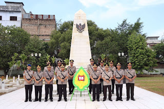 Sambut HUT Bhayangkara ke 77 Polres Tanjung Balai Melaksanakan Upacara Ziarah Rombongan dan Tabur Bunga di Makam Pahlawan