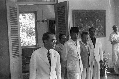 Bung Karno, Bung Hatta dan beberapa anggota Kabinet Pertama di salah-satu ruangan rumah Proklamasi, Oktober 1945 Opiniherry
