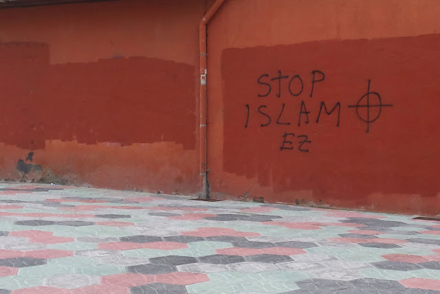 Pintada frente a la entrada del colegio Larrea