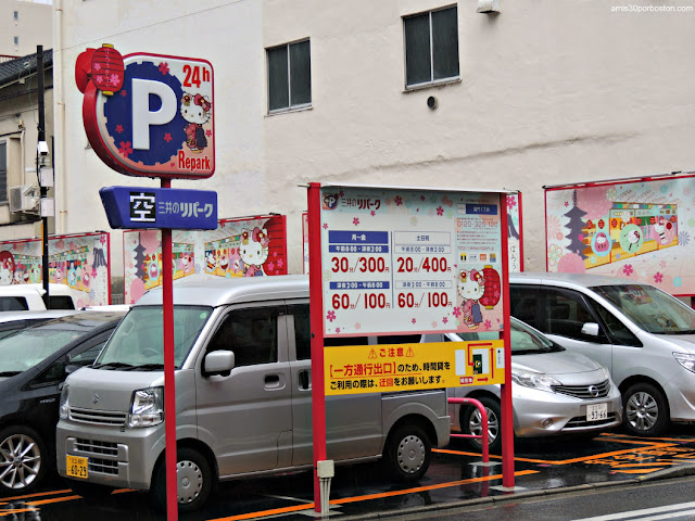 Parking en Tokio con Hello Kitty