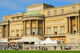 A building made of Bath-coloured stone with a semi-circle of Georgian pillars