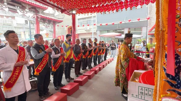 ▲在法師帶領下，由市公所主任秘書許晉嘉代表進香主委林世賢市長偕同進香大總理白鴻森、聖三媽、新三媽、老六會暨其他媽會等執事人員，稟告上蒼、祈求庇佑進香過程平安圓滿！。（記者林明佑攝）