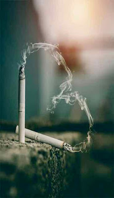 Legamento potente d'amore con la sigaretta