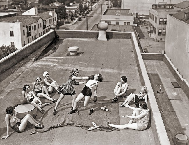 24 Rare Historical Photos That Will Leave You Speechless - Women boxing on a roof in the 1930s.