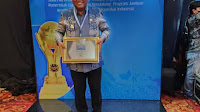 Wabup Soppeng Terima UHC Award dari Menkes