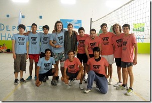 Juan Pablo de Jesús junto a los jóvenes que participan de las Olimpíadas Escolares