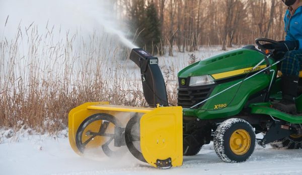 4 Tips For Using A Snow Blower Mounted On A Tractor