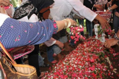 Hukum Menabur Bunga Di Atas Kuburan