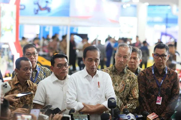 President Jokowi examines electric vehicles at the PEVS 2024 exhibition