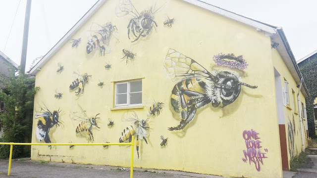 Project 365 2017 day 108 - Bee graffiti // 76sunflowers