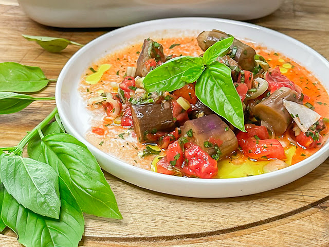 Salade tiède d’aubergines thaï et sauce vierge de tomates