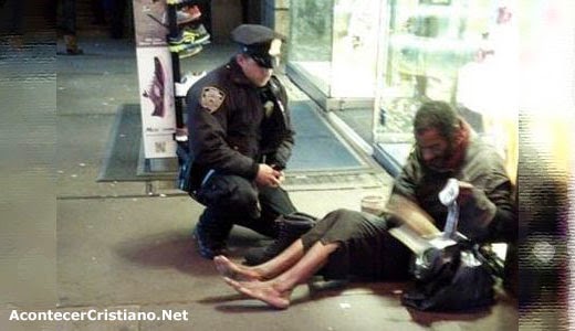 Policía compra botas a un mendigo descalzo que se encontraba en la vía pública