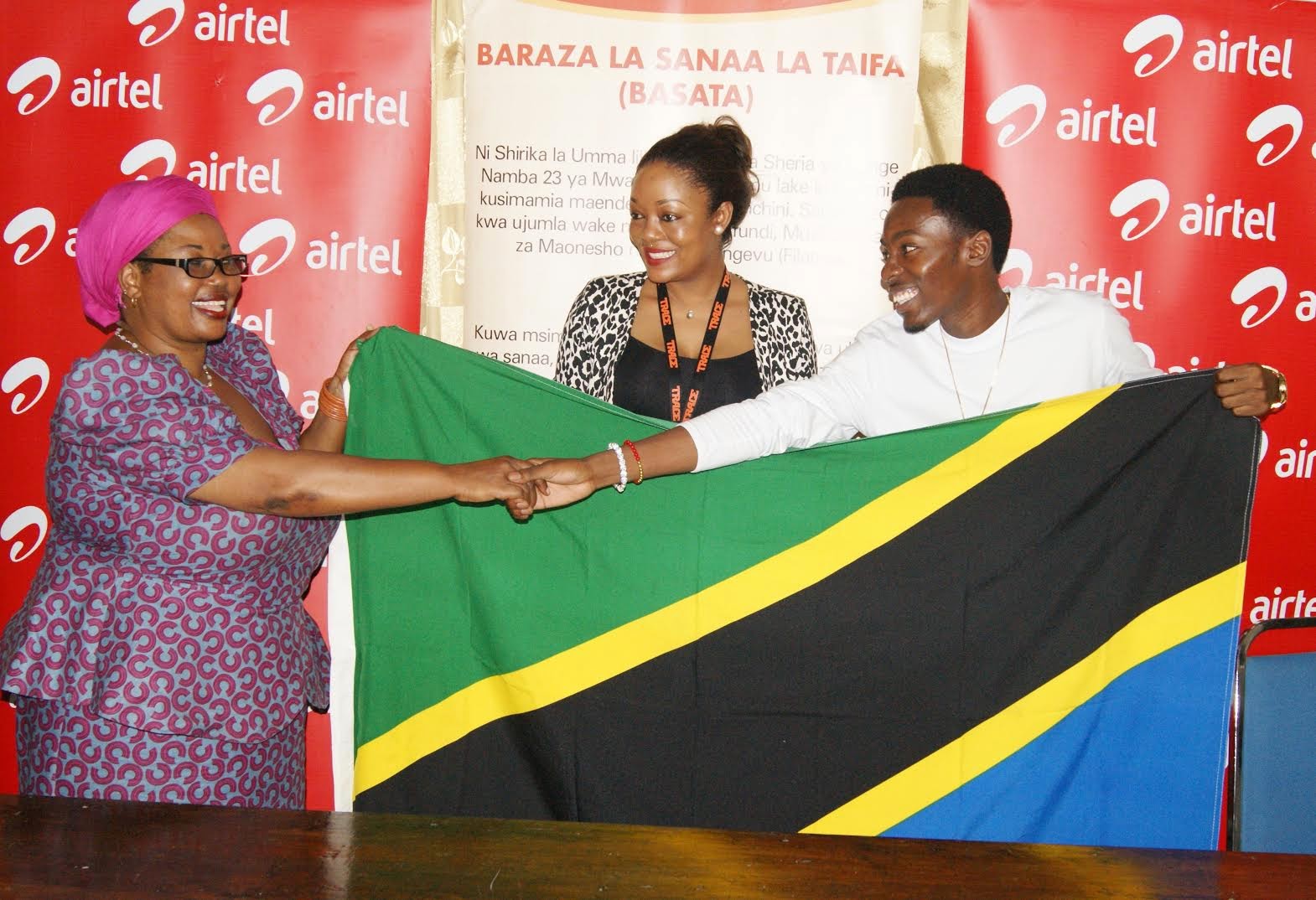 BASATA yamkabidhi Bendera Mshindi wa Airtel Trace Music