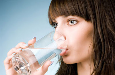 uống nước trị rạn da 1