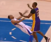 Ryan Hollins draws foul on Dwight Howard with giant flop