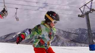 子供スノーボードの写真