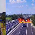 Tragedia en el norte de Italia: un avión ligero se estrelló sobre una autopista y causó dos muertes