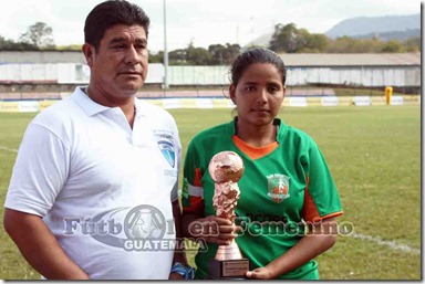 con la copa de 4to lugar jutiapanecas su capitana