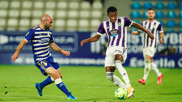 Gonzalo Plata encara a Paris Adot. S. D. PONFERRADINA 2 REAL VALLADOLID C. F. 2 Viernes 01/10/2021, 21:00 horas. Campeonato de Liga de 2ª División, jornada 8. Ponferrada, León, estadio El Toralín: 4.979 espectadores.