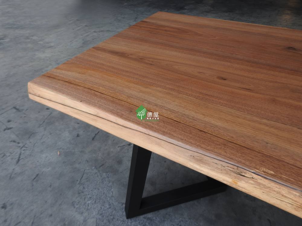 挑選一塊質地上好的原木大板，無論用餐、閱讀、工作，讓您愛上有木頭陪伴的生活！
