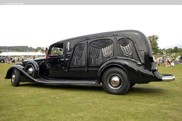 Fotografía del Packard 1508 Twelve de 1937. Coche fúnebre tallado en arte. Reunión de Glenmoor de automóviles. https://www.pinterest.cl/pin/514043744940752069/