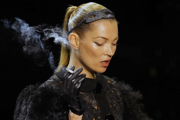 kate moss louis vuitton fashion show. Kate Moss at the Louis Vuitton