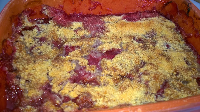 Crumble vanillé fraises-rhubarbes