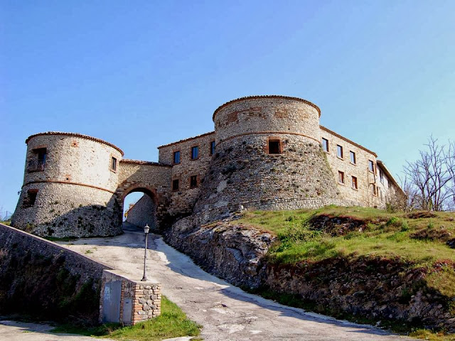 azzurrina, fantasma, lenda, itália, castelo di montebello, assombração, azul, menina