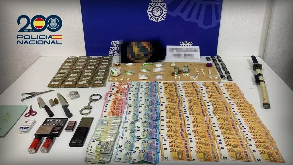 Dinero y Droga incautada por los agentes (Foto: Policía Nacional).