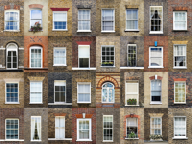 Montagem mostrando várias janelas, de estilo sóbrio em paredes de tijolinhos.