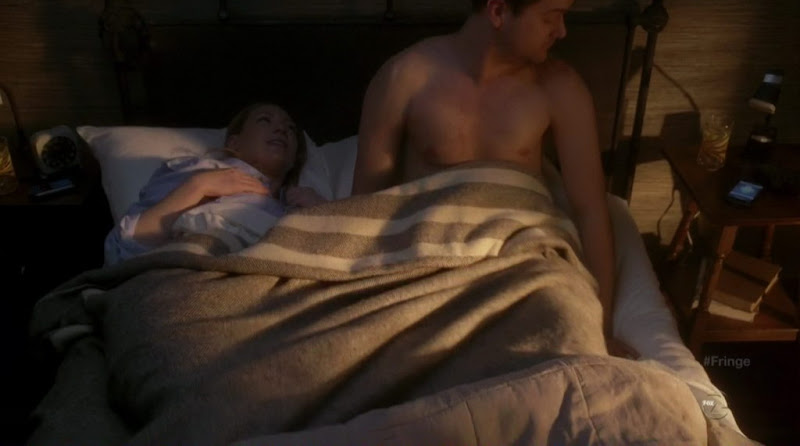 Joshua Jackson Shirtless on Fringe s3e20