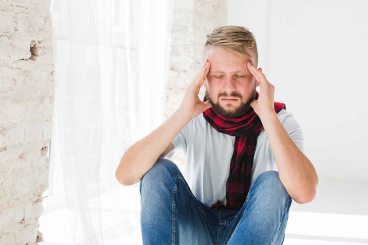 Hombre joven con migraña