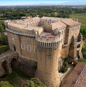 De início foi um quartel romano e depois uma formidável fortaleza medieval