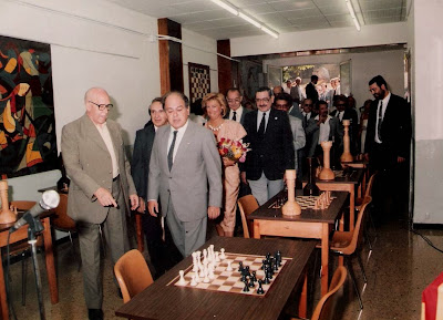 Ángel Ribera en la inauguración del nuevo local del Club Ajedrez Gaudí en 1987