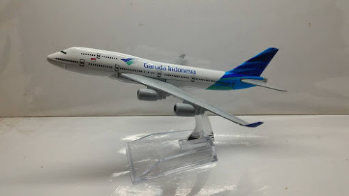 Miniatur Pesawat  Dari Fiber Garuda  Indonesia  DIECAST 