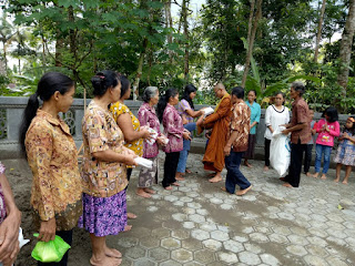 Pindapata di Vihara Vanna Metta Bhumi, Dukuh Temetes, Desa Wonoharjo, Kec. Rowokele, Kab. Kebumen