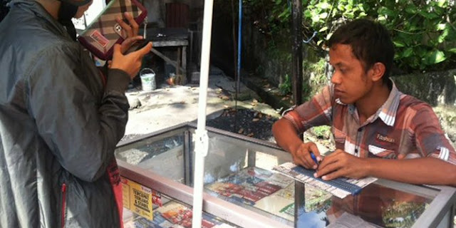 Sebuah Kisah Inspiratif, Wardi Penjual Pulsa Tunanetra Di Pinggir Jalan