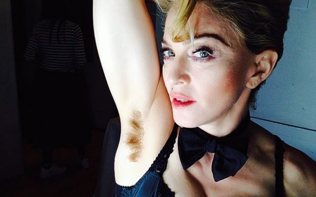 Madonna se unió a la moda de llevar vello en la axila y nada mejor que hacerlo por una causa humanitaria. Ver foto.