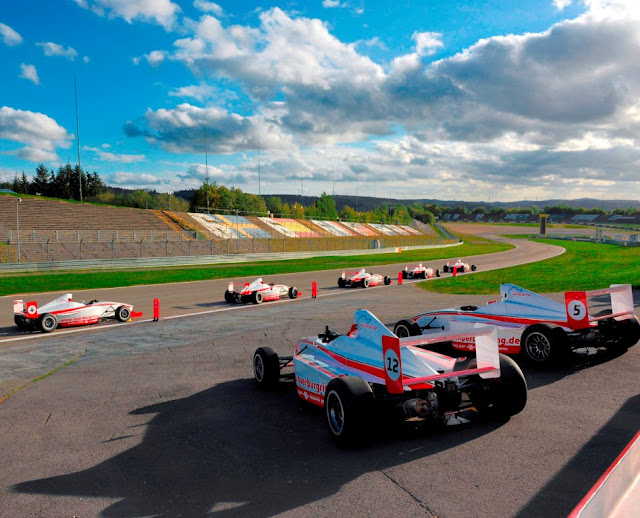 Rennautos_in_der_Müllenbachschleife_am_Nürburgring