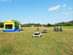 Applecrest Farm: Castillo Inflable