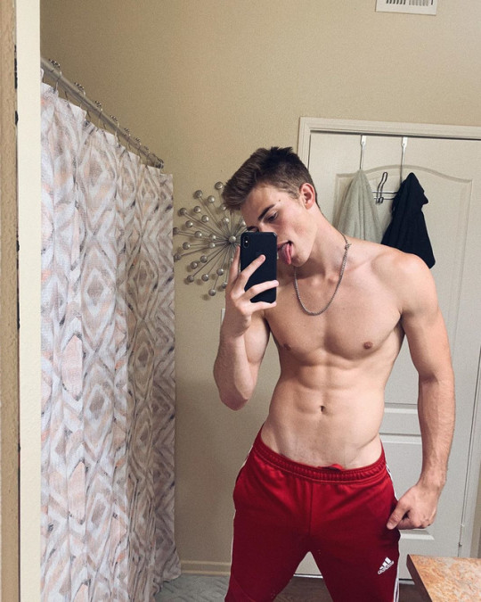 young-skinny-fit-hot-shirtless-guy-selfie-cocky-young-straight-bro