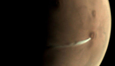 Fenomena Awan Panjang Aneh Muncul Di Permukaan Mars Fenomena Awan Panjang Aneh Muncul di Permukaan Mars