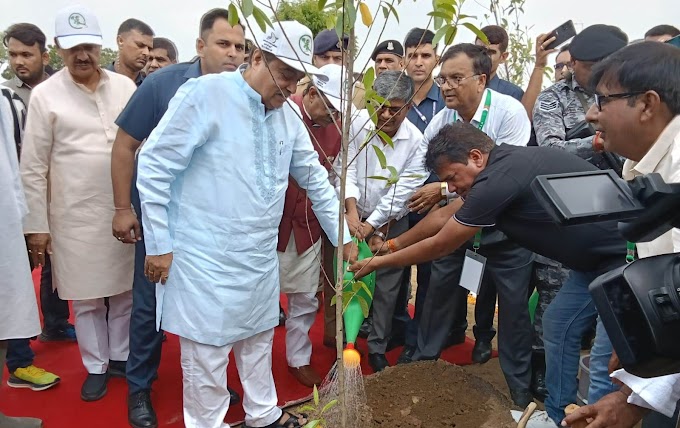 एक पेड़ मां नाम कार्यक्रम में नोयडा पहुंचे नितिन गडकरी