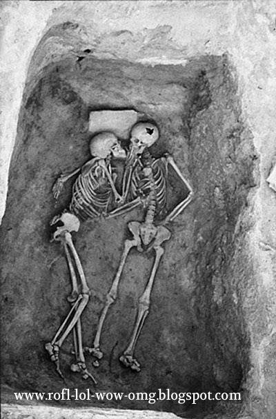 6000 years old skeletons kiss
