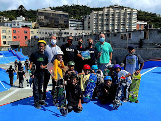 Secretário de Esportes Gustavo Lopes (à dir.) com participantes e organizadores da competição