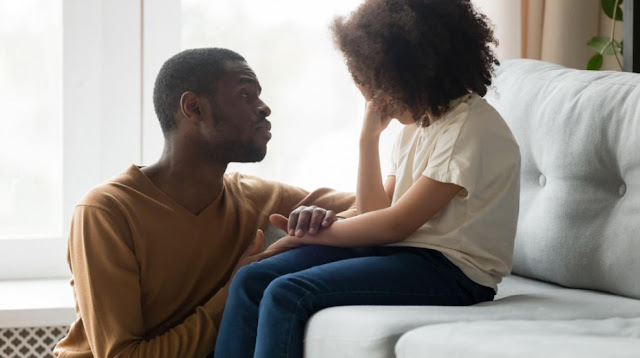 Pai conversando com filha em casa