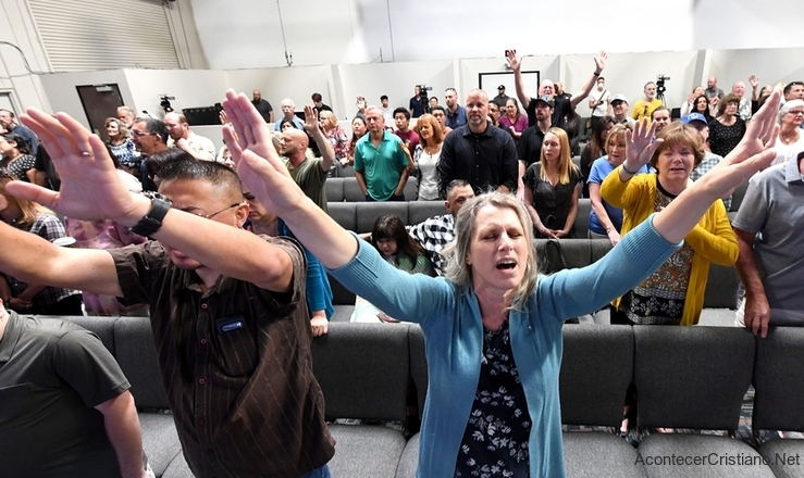 Cristianos estadounidenses adorando en iglesia